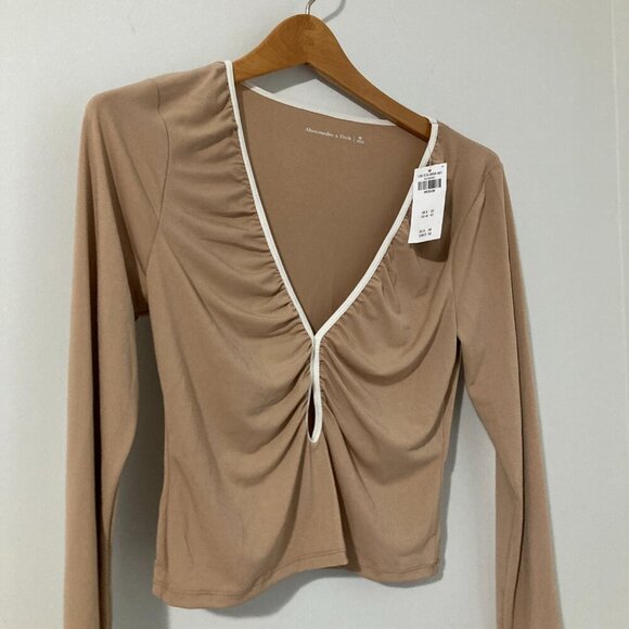 NWT Abercrombie and Fitch Canadian Women Size M Stretch Body Con Crop Top Beige - Picture 4 of 7